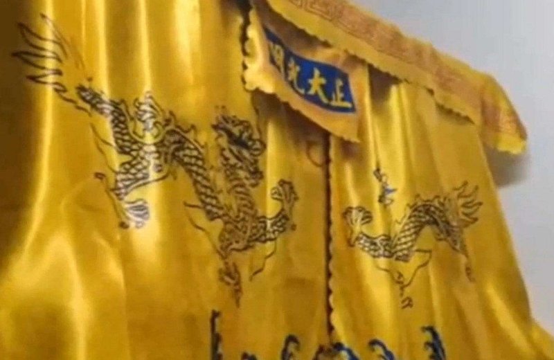 高校男生将床铺围上金銮殿床帘，这是何用意？