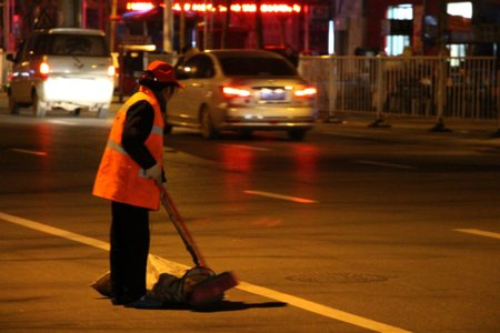 300多名环卫工连夜清理广场红毯积水，你有被这一幕触动到吗？