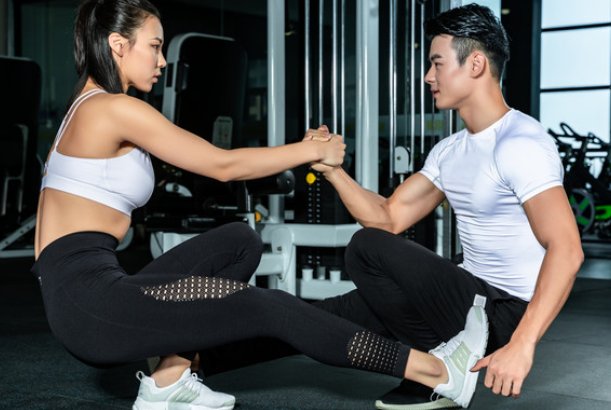 男生女生一起做双人运动的动作