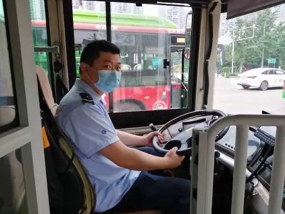 湖北一大巴司机突然昏迷，大妈一脚刹车救了一车人，你遇到这种事会怎么做？