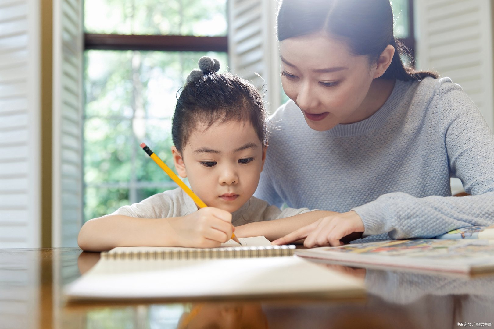 给孩子指出作业里的错误，孩子就顶嘴，对于顶嘴的孩子家长应该怎么办？