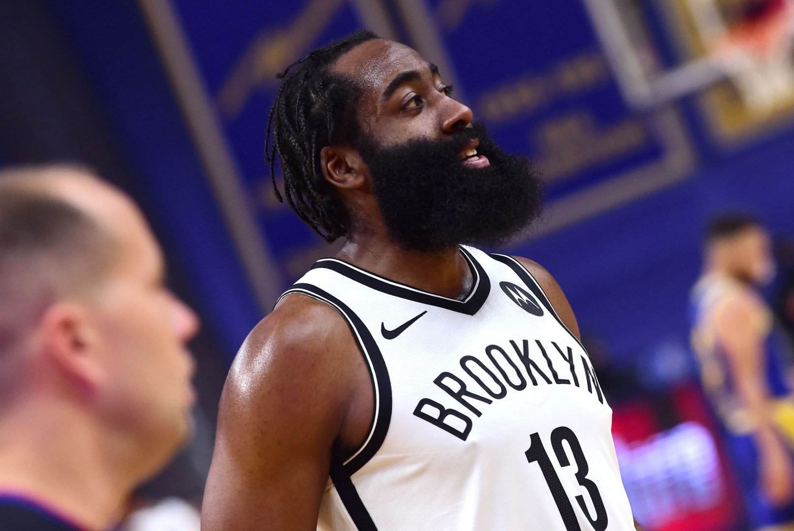 篮网将哈登交易到76人，换来西蒙斯小库里和选秀权，你如何评价这场交易？