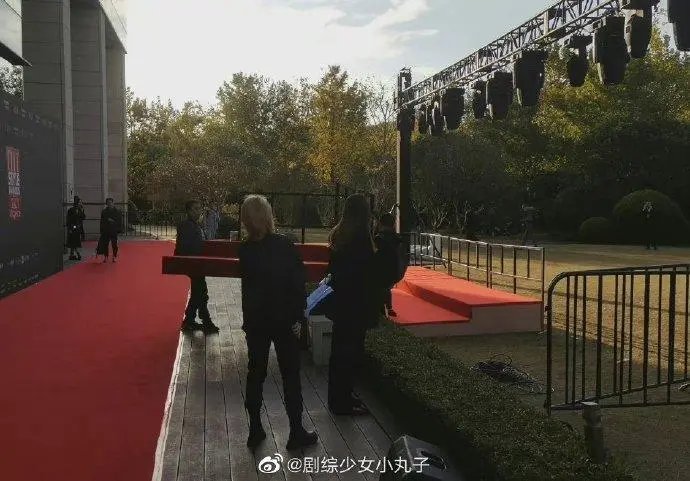 ELLE红毯被迫换场，背后的原因是什么
