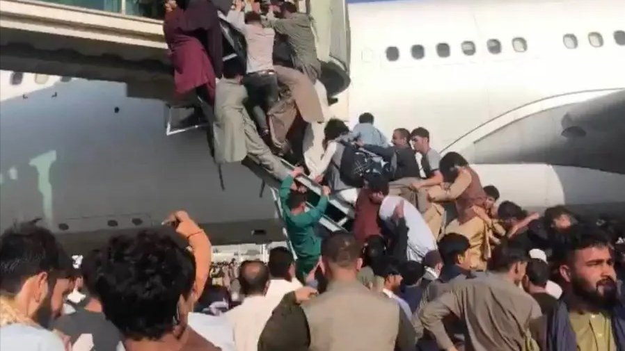 阿富汗的喀布尔机场发生了火灾，这场火灾的导火索是什么？