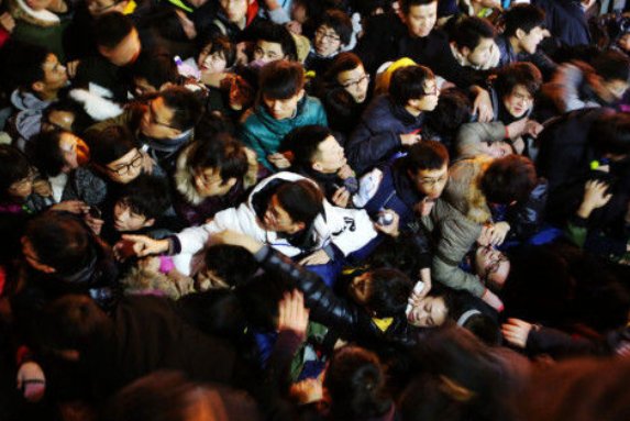 中国留学生称昨晚曾在梨泰院收到陌生人糖果，此次踩踏事件是否与此有关？