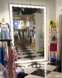 试衣间里女子帘子被男子掀开，怒找媒体曝光：脱得就剩个内衣裤，你怎么看？