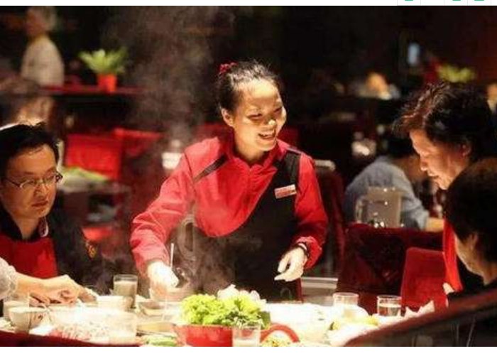 12万月薪店长刷屏，海底捞到底有多赚钱？