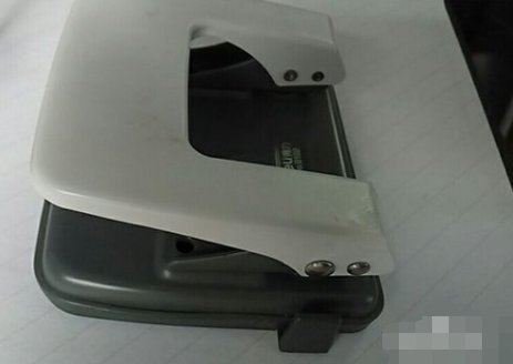 如何用打孔机在A4纸上整齐的打孔？
