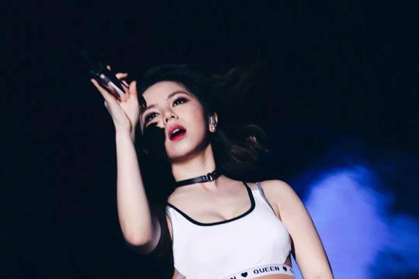 邓紫棋大尺度照事件 换男友的速度是非常快