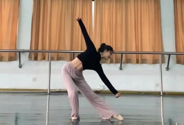 为什么舞蹈生的裆部是湿的啊