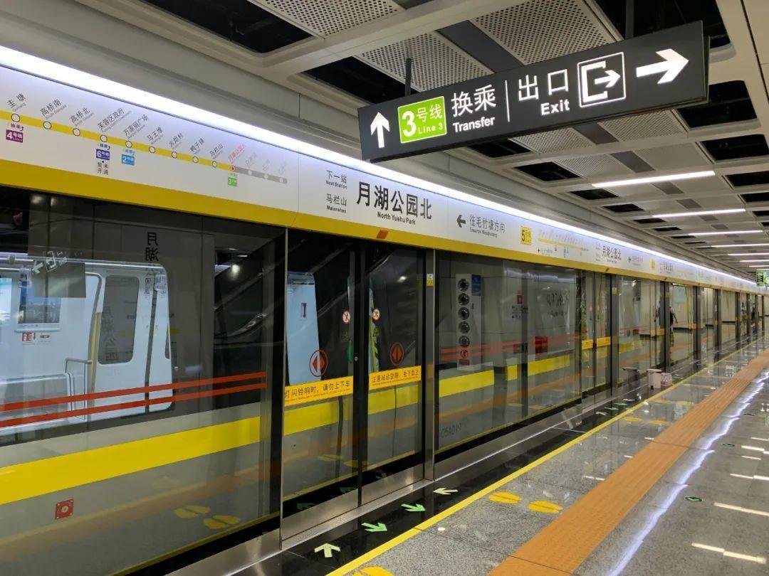 上海男子翻越站台进入地铁被夹致死，地铁方面是否该追究其责任？