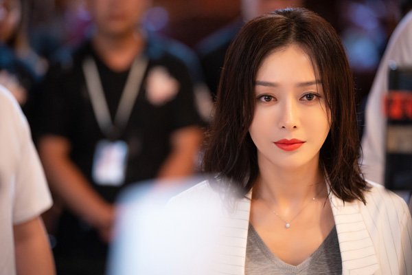 《怪你过分美丽》：莫向晚被粉丝砸蛋糕，林湘为什么不站出来保护莫向晚？