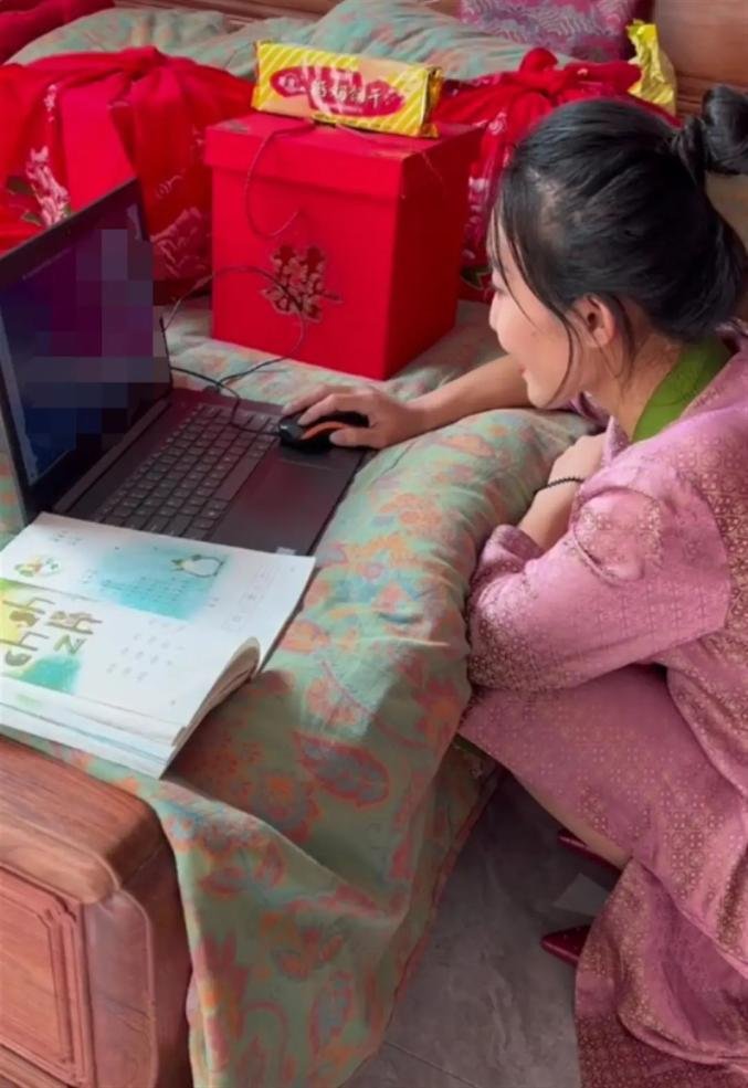 怕耽误孩子学习，新娘回门宴穿旗袍给学生上网课，这一幕让你有何触动？