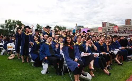 清华大学21年研究生毕业典礼冲上热搜，各大名校的毕业礼都是什么样的？