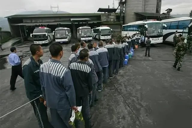 辽宁重刑犯越狱案休假狱警获刑喊冤，该案件中存在哪些疑点？