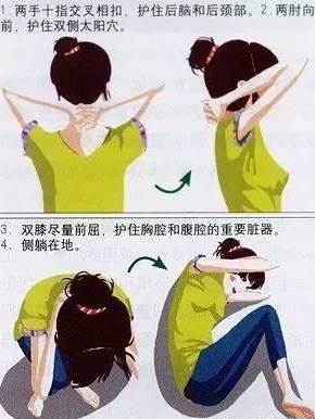 危险！商场高空撒藏钻戒气球引千人哄抢，在人群中该如何预防踩踏事件发生？