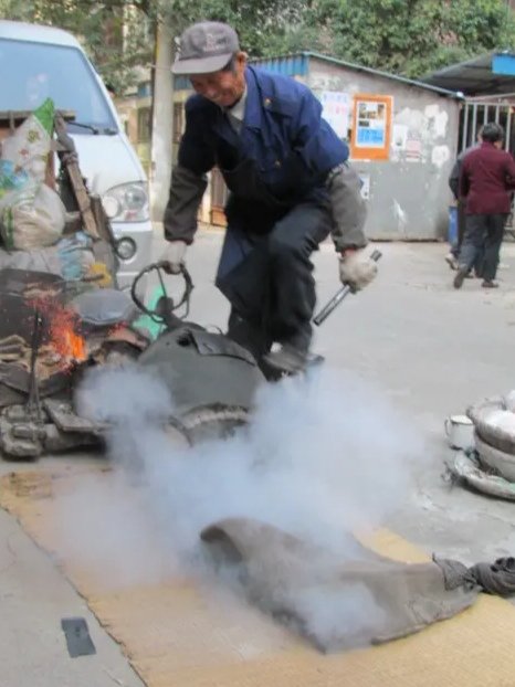 贵阳男子对墙爆爆米花，瞬间被气体冲飞，正确爆爆米花的方式是怎样的？