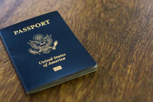 美国护照上面写的什么话?