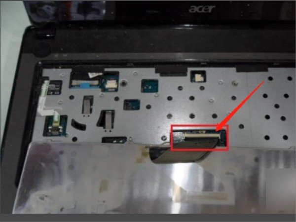 联想g480怎么打开后盖？