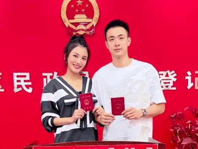 继伟妻子晒二人婚纱照，他们夫妻二人的颜值看起来有多般配？