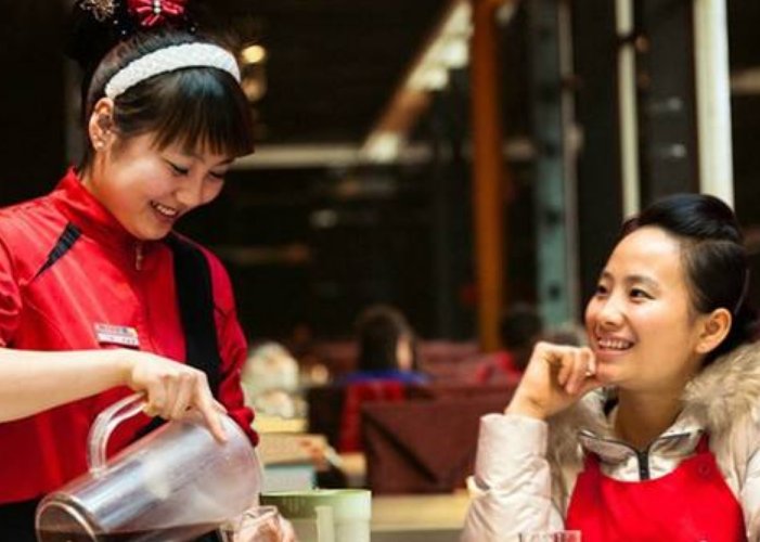 12万月薪店长刷屏，海底捞到底有多赚钱？