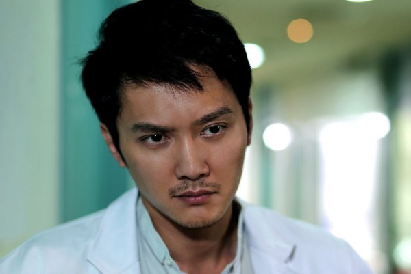 细扒冯绍峰丰富情史，性感闫妮，清纯林允，为什么最后却都分开了？