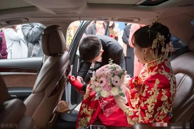 无锡新娘坐婚车内临出发时仍在谈生意，这是当下年轻人工作的缩影吗？