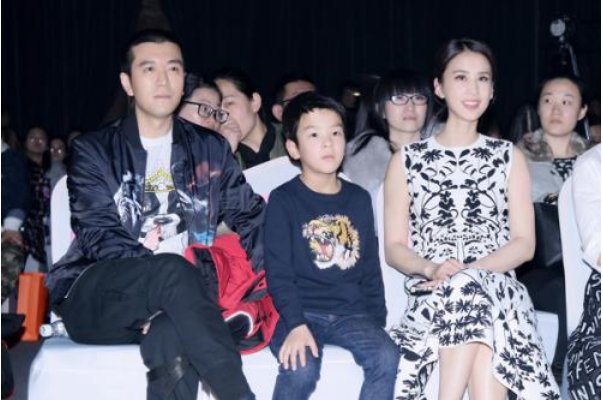 《婆妈》中,杨子为黄圣依跳女团舞,为何会变得毫无惊喜还尴尬?