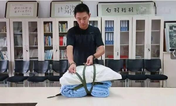 谁知道部队里被子背在身上叫什么 怎么把它用绳子绑起来