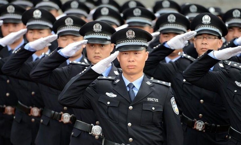 保定一辅警执勤中为保护战友被撞牺牲,这样的人英雄是否值得我们永远铭记?
