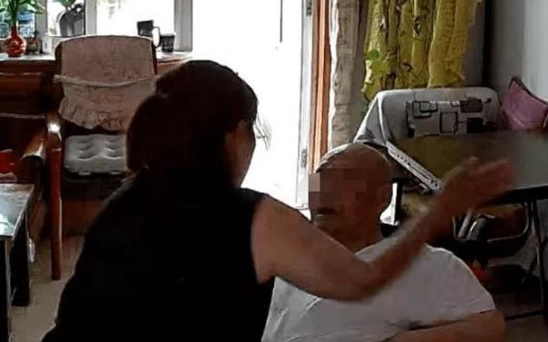 北京85岁老人遭保姆一个月殴打10次!保姆称:闹着玩,真的只是闹着玩?